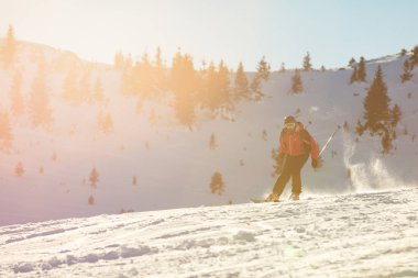 Dağlarda kayak yapan kayakçı.