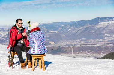 Salon üzerinde piknik bölgesinde oturan Çift 