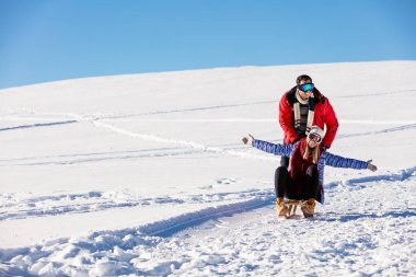 Oynak çift tepe üzerinde eğleniyor