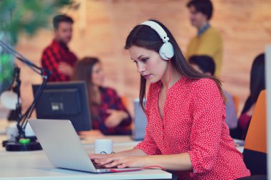 İşkadını kulaklık çağrı merkezi ile