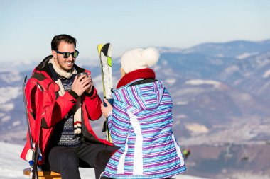 Salon üzerinde piknik bölgesinde oturan Çift 