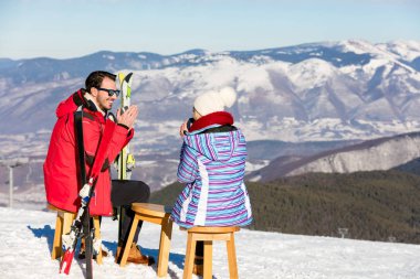 Salon üzerinde piknik bölgesinde oturan Çift 