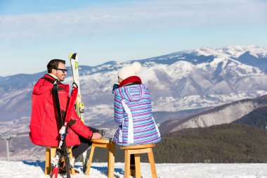 Salon üzerinde piknik bölgesinde oturan Çift 