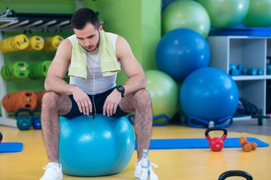 Spor salonunda yakışıklı erkek atlet