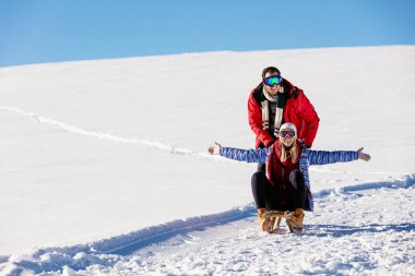 Oynak çift tepe üzerinde eğleniyor
