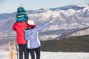 Baba holding oğul omuzlarında açık