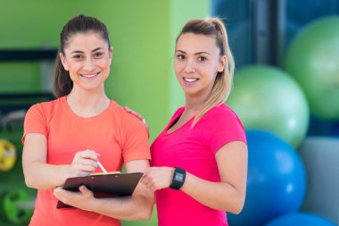 Spor salonunda iki genç kadın