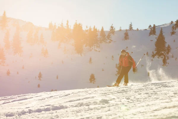 Skiër afdaling in de bergen — Stockfoto