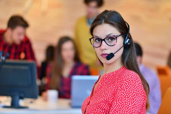 Female phone operator at workplace. — Stock Photo, Image