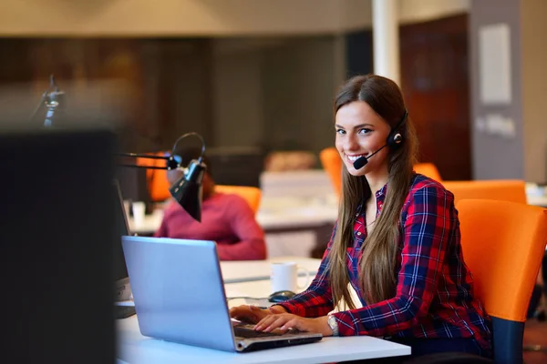 Woman working at the office — Stock Photo, Image