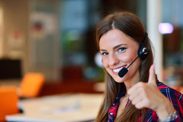 Woman working at the office — Stock Photo, Image