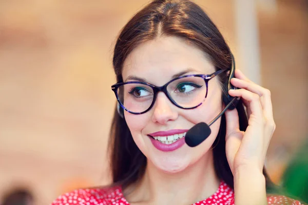 Operadora de soporte femenino con auriculares —  Fotos de Stock