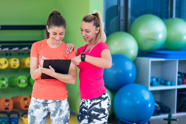 Dos mujeres jóvenes en el gimnasio —  Fotos de Stock