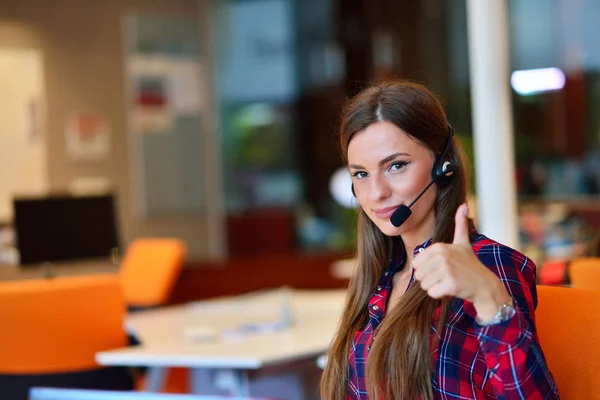 Woman working at the office — Stock Photo, Image