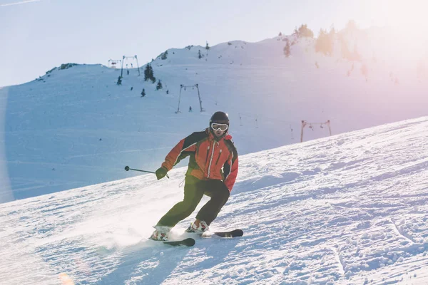 Esquiador esquiando cuesta abajo en las montañas — Foto de Stock