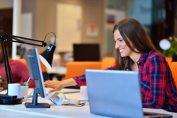 Geschäftsfrau arbeitet an ihrem Laptop — Stockfoto