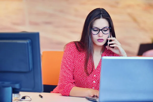 Mujer de negocios trabajando en la oficina — Foto de Stock