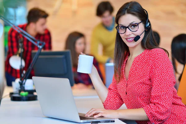 Operatore telefonico femminile sul posto di lavoro . — Foto Stock