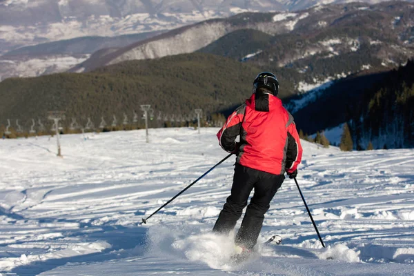 Esquiador en la pista de esquí . — Foto de Stock
