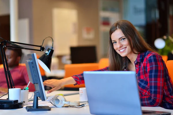 Geschäftsfrau arbeitet an ihrem Laptop — Stockfoto