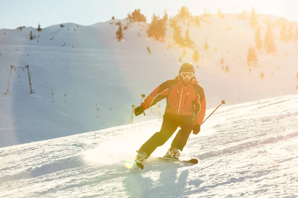 Skiër afdaling in de bergen — Stockfoto