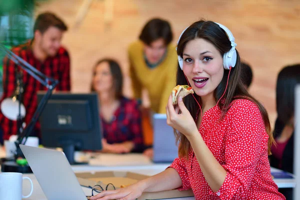 Menina de escritório alegre desfrutando de pizza — Fotografia de Stock