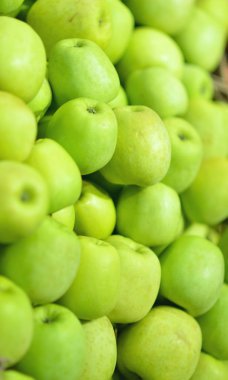 Bir çiftçi pazarda elma