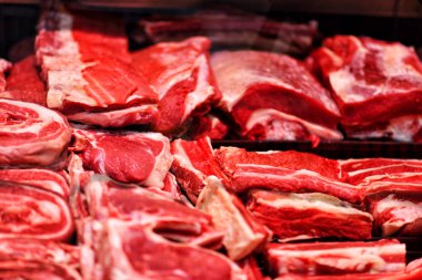 Süpermarkette taze çiğ biftek