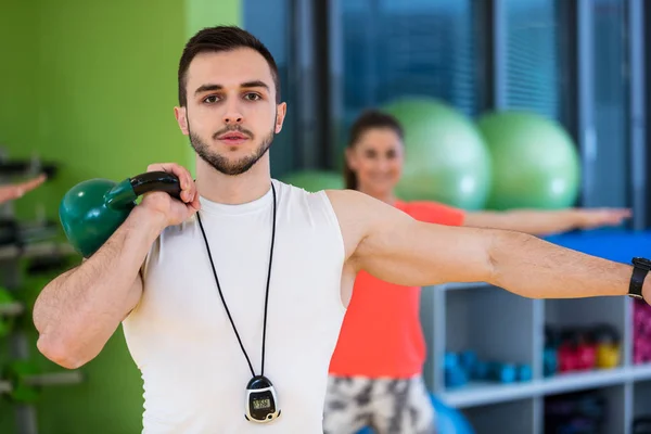 Ejercicio de hombres y mujeres en el gimnasio — Foto de Stock