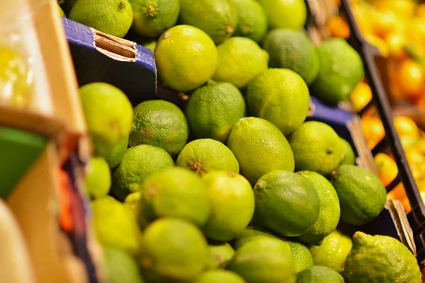 Lime fruits at farmers market — Stock Photo, Image