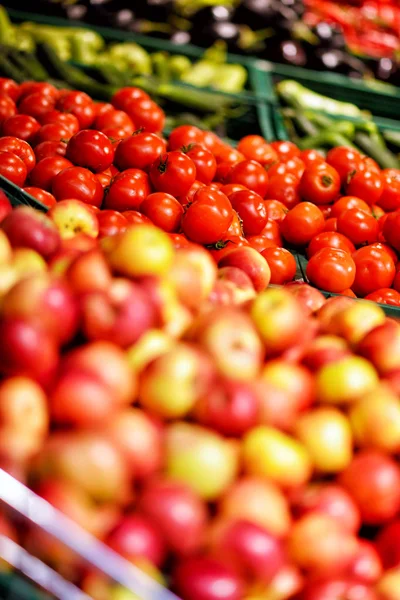 Frische Äpfel im Supermarkt — Stockfoto