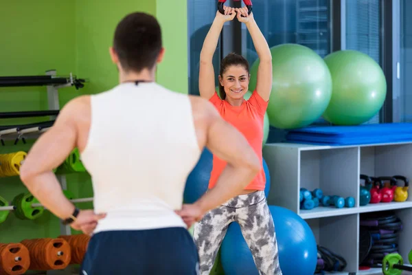 Erkek ve kadın egzersiz vasıl jimnastik salonu — Stok fotoğraf