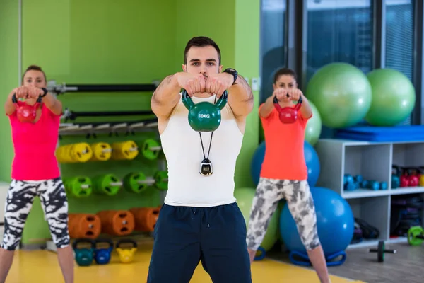 Adam ve kadın egzersiz vasıl jimnastik salonu — Stok fotoğraf