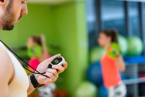 Mädchen beim Training mit einem Personal Trainer. — Stockfoto