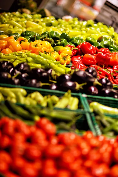 Frutas y Verduras en el Mercado de la Ciudad — Foto de Stock