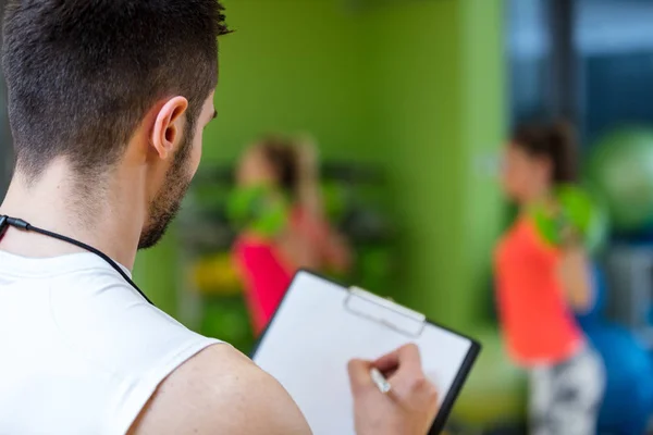 Chicas haciendo ejercicio con un entrenador personal . —  Fotos de Stock