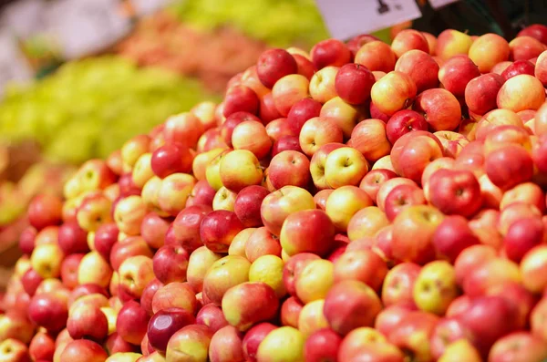 Manzanas frescas en el supermercado — Foto de Stock