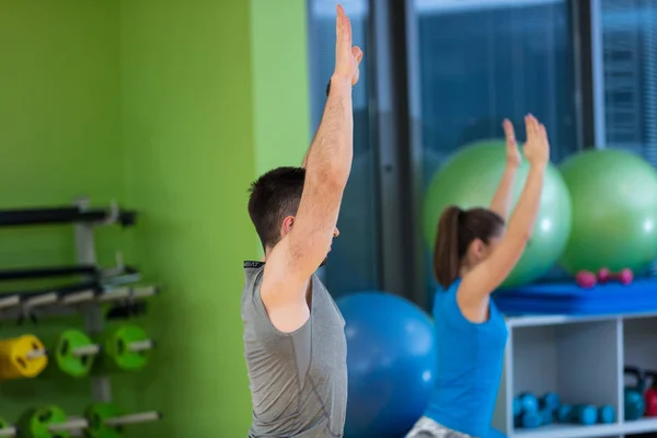 Gruppe trainiert auf Schweizer Ball im Fitnessstudio — Stockfoto