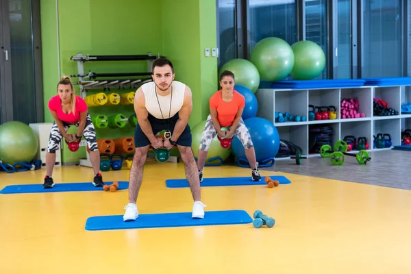 Ejercicio de hombres y mujeres en el gimnasio — Foto de Stock