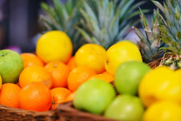 Korb mit tropischen Früchten im Supermarkt — Stockfoto