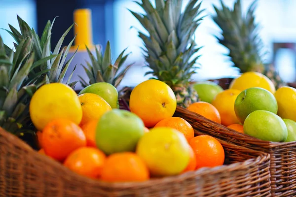 Cesta de frutas tropicales frescas en el supermercado — Foto de Stock