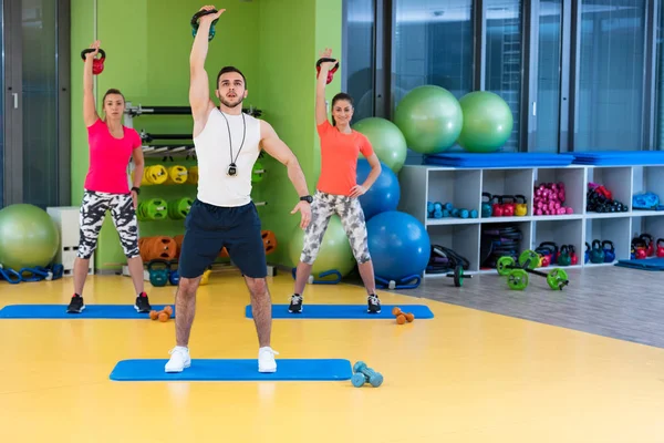 Ejercicio de hombres y mujeres en el gimnasio —  Fotos de Stock