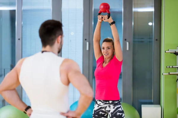 Чоловік і жінка тренуються в спортзалі — стокове фото