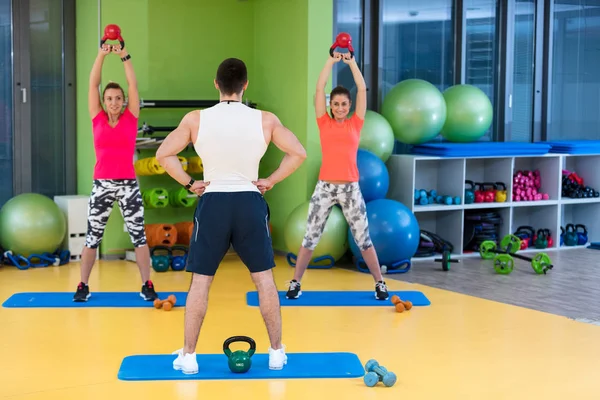 Männer und Frauen trainieren im Fitnessstudio — Stockfoto