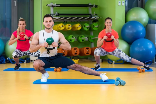 Ejercicio de hombres y mujeres en el gimnasio — Foto de Stock