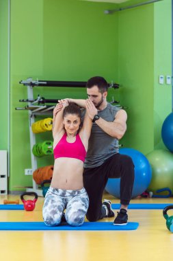 Kişisel Antrenörle Çalışan Kadın 