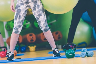 İnsanlar spor salonunda Pilates sınıfında