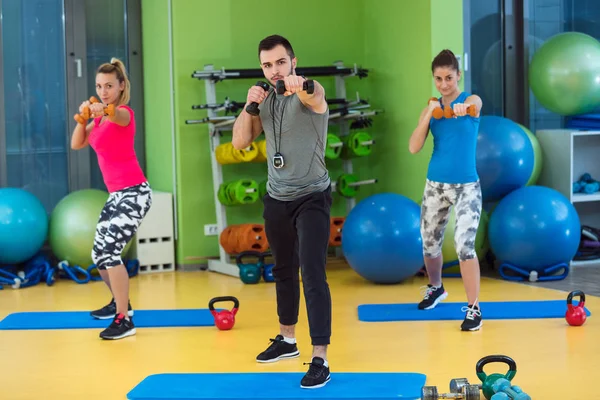 Menschen, die in einem Fitnessstudio trainieren — Stockfoto