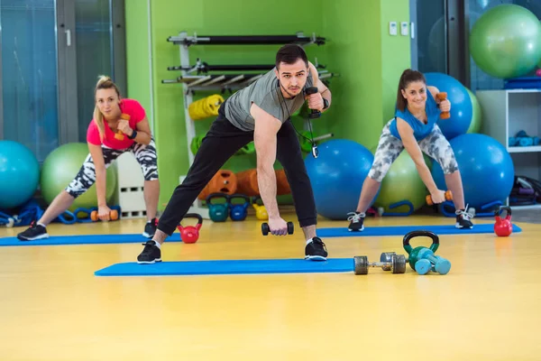 Gente haciendo ejercicio en un gimnasio —  Fotos de Stock