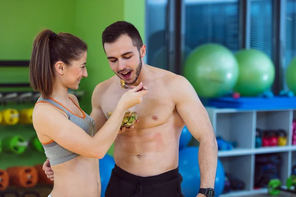 Para w siłowni, karmienie siebie — Zdjęcie stockowe